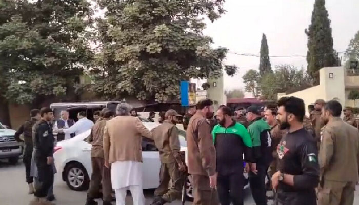 Police begins arresting PTI leaders nationwide, as caravans head to Islamabad