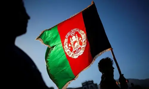 Illustration of US and Taliban flags with a broken chain between them, symbolizing complex and shifting relations.
