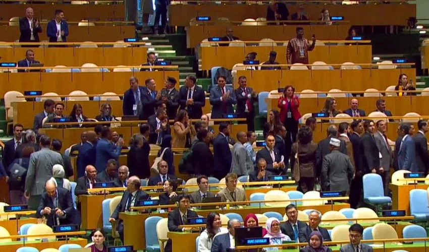 Empty UN hall during speech.