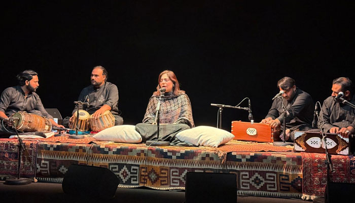 Sanam Marvi Mesmerizes Paris Audience at Theatre de la Ville