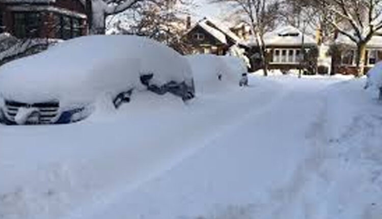 Chicago Paralysed by Heavy Snowfall, Thousands of Flights Cancelled