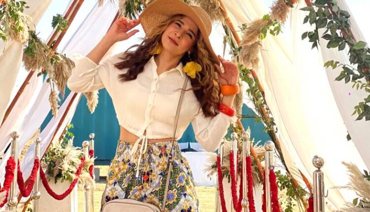 Ayesha Omar Shares Beach Escape, Teases Mera Lyari
