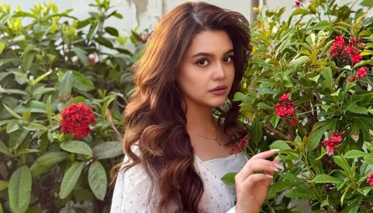 Zara Noor Abbas Shares Sweet Family Singing Moment