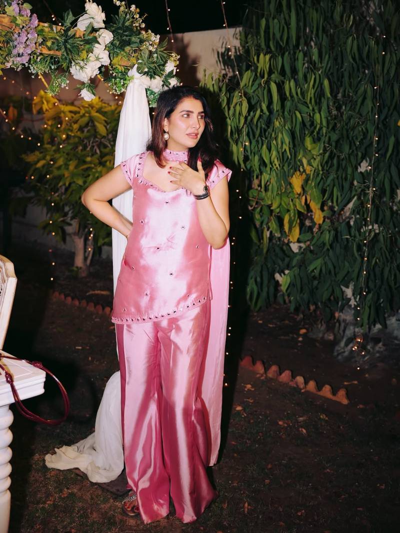 Areeba Habib impresses fans with elegant pink look